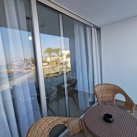 Cosea Living: Seaside Two Bedroom Flat In Harbour 106 Daire Pafos