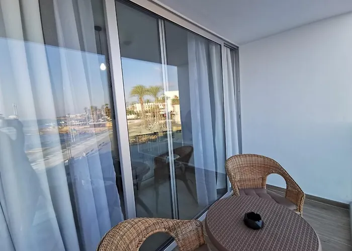 Cosea Living: Seaside Two Bedroom Flat In Harbour 106 Apartamento Paphos